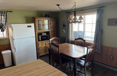 Iron River Cottage | Cozy, lake front cabin on beautiful Stanley Lake