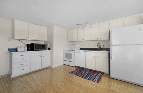 Traverse City Cabin | Cozy Lakefront 2bd Duplex on Long Lake
