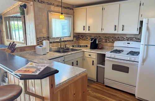 Isle Cabin | Cozy Lakefront Mille Lacs Cabin: Amazing Sunsets, Kayaks & Walk to Downtown Isle