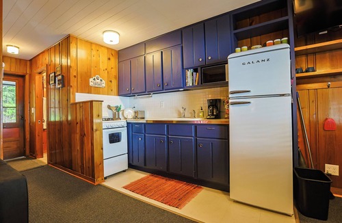 Presque Isle Cabin | Cozy Lakefront Retreat Sleeps 4, Fully Updated