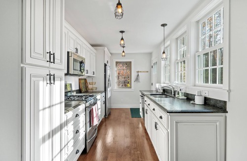 Forest Beach House | Cozy Lakeview Carriage House – Your Perfect Vacation Escape!