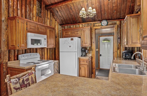 Florence Cabin | Cozy Log Cabin Escape on Lake Emily
