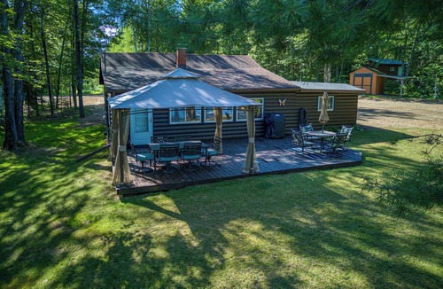 Florence Cabin | Cozy Log Cabin Escape on Lake Emily