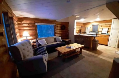 Hurley House | Cozy Log Cabin, Private but Close to Town