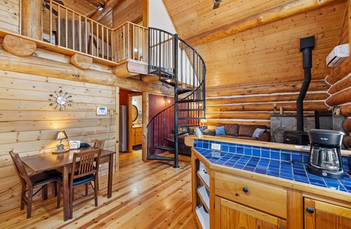 Williamson House | Cozy log cabin with loft, deck & rustic charm!