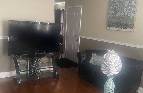 Greater Grand Crossing Apartment | Cozy Modern, 3BRS and 1BA. 5mins from Hyde Park tourist attractions