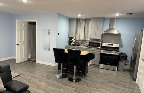 Bohemia Apartment | Cozy Modern Studio - Near MacArthur Airport