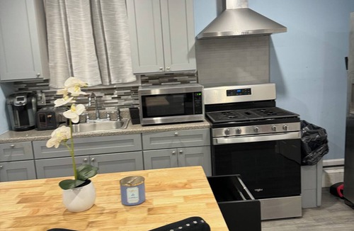 Bohemia Apartment | Cozy Modern Studio - Near MacArthur Airport