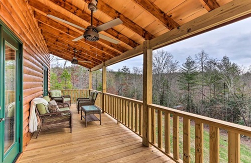 Murphy House | Cozy Mtn Cabin: Spacious Deck & Forest Views!