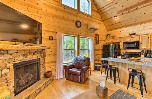Murphy House | Cozy Mtn Cabin: Spacious Deck & Forest Views!