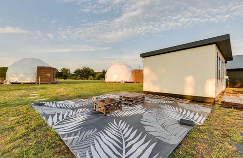 Thackerville House | Cozy Oklahoma Cabin with Fire Pit, Bar and Gas Grill!