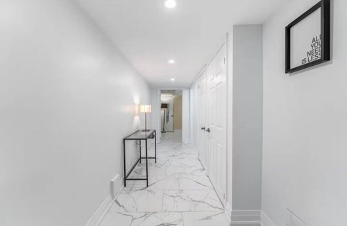 Bayview Glen House | Cozy one private bedroom basement apartment w/parking-Modern