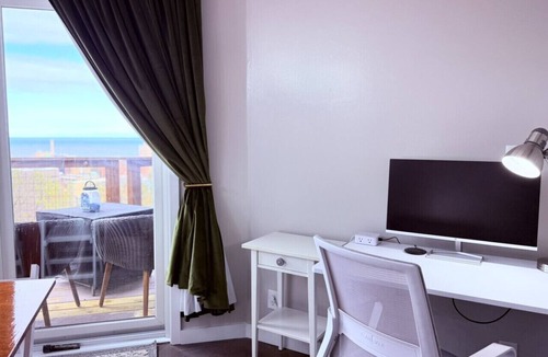 Observation Hill Apartment | Cozy Panoramic Lake and Lift Bridge Views