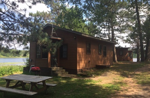 Danbury Cabin | Cozy Pine Cabin on Lake