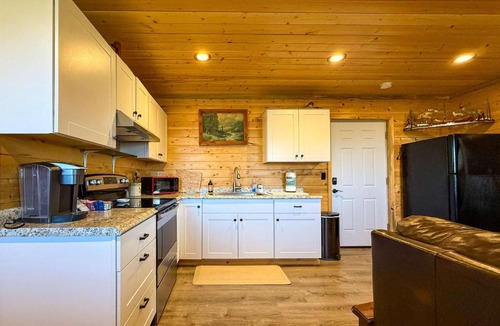 Sequim Apartment | Cozy Pine Getaway