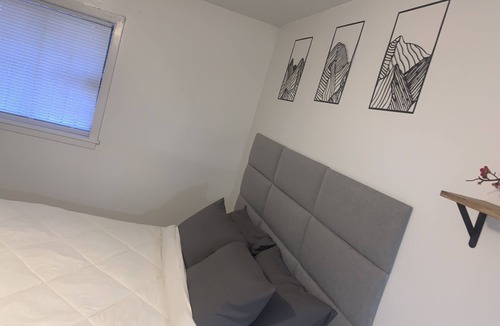 Jackson House | Cozy Private Bedroom/bath with smoking allowed