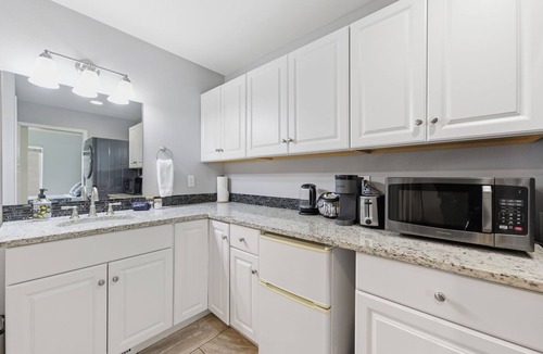 Mountain View Apartment | Cozy Queen, Private Bathroom and Entryway