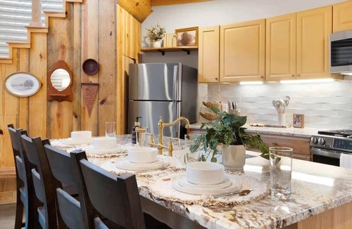 Lookout Valley Neighborhood Association House | Cozy Ridge Silo - Sleeps 6 with Private Hot Tub