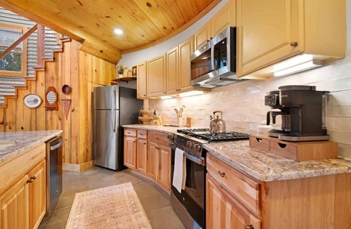 Lookout Valley Neighborhood Association House | Cozy Ridge Silo - Sleeps 6 with Private Hot Tub