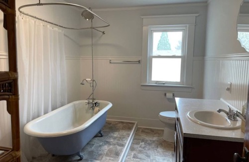 Forest Grove Bed & Breakfast | Cozy room in Bed & Breakfast in an updated historic home in Forest Grove, Oregon