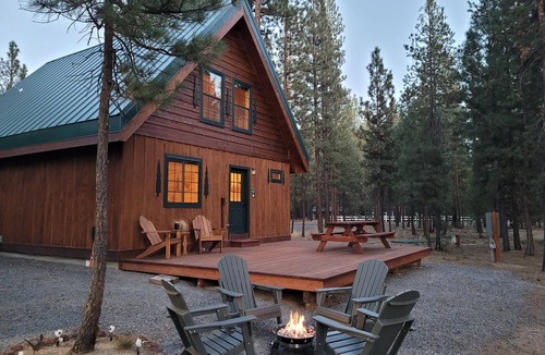 La Pine Cabin | Cozy Rustic Cabin, Snowmobile-OHV Trails/Woodstove/Treager BBQ/Games & Puzzles