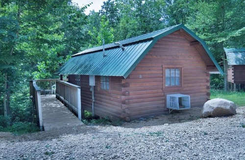 Bloomington Cabin | Cozy Rustic Cabin with Views