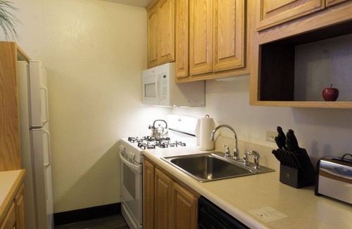 Truckee Condo | Cozy Studio – Fireplace, Full kitchen, Walk to the Village by RedAwning