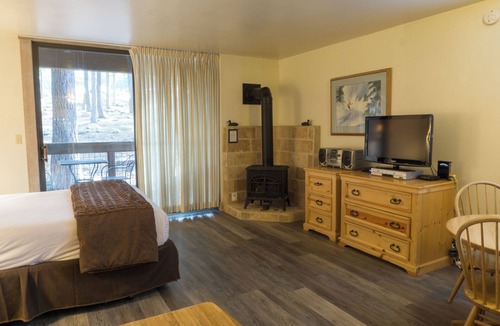 Truckee Condo | Cozy Studio – Fireplace, Full kitchen, Walk to the Village by RedAwning