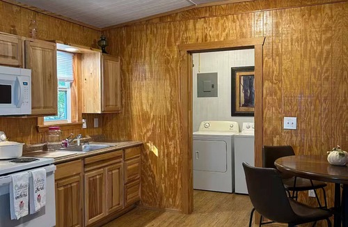 Thurber Apartment | Cozy studio in charming Strawn with AC Country suite #2