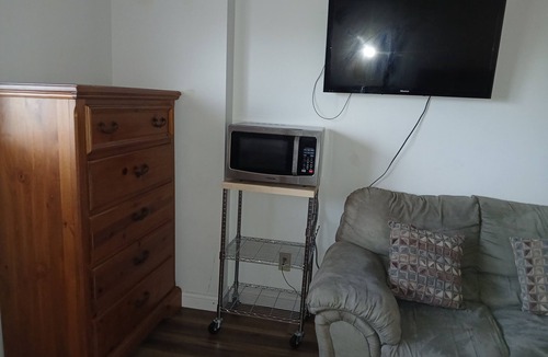Old North Columbus Apartment | Cozy studio right next to your football game!