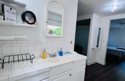 Everett House | Cozy Suburb Studio - Private Entrance