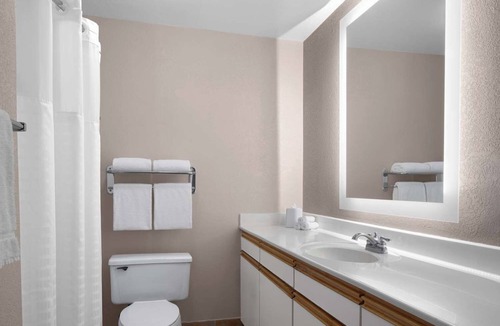 Hillsboro Hotel | Cozy Suite w/Fully Equipped Kitchen & Separate Living Areas – Ideal for Groups