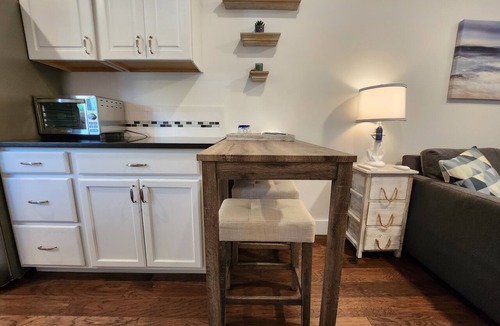 Manor Cabin | Cozy tiny-home getaway on 13 acres in peaceful Manor! AC, WiFi, EV charger!