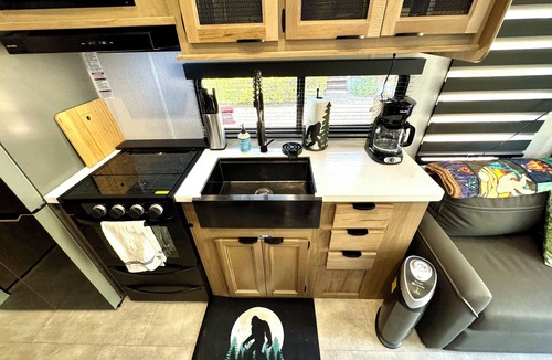 Central House | Cozy tiny home in peaceful Central with hot tub, firepit and star deck