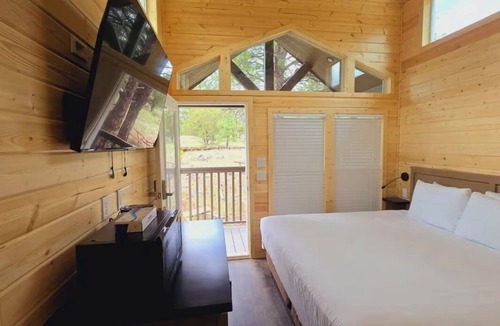 Page Cabin | Cozy Tiny Home King Room #25A