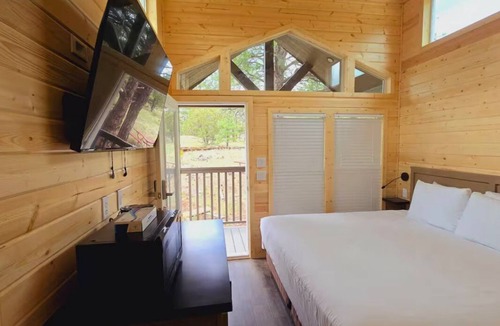 Page Cabin | Cozy Tiny Home King Room #21B