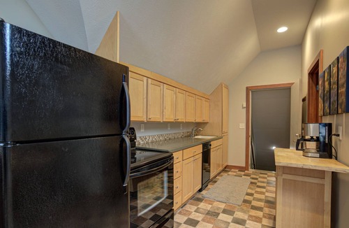 Holland Apartment | Cozy Upper Level Apartment - Walkable Holland Neighborhood