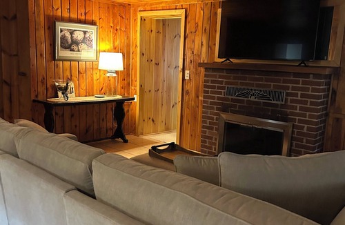 Higgins Lake Cabin | Cozy Vintage Cottage - Higgins Lake