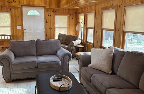 Higgins Lake Cabin | Cozy Vintage Cottage - Higgins Lake