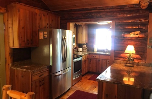 Hayward Cabin | Cozy, Vintage, summer getaway!