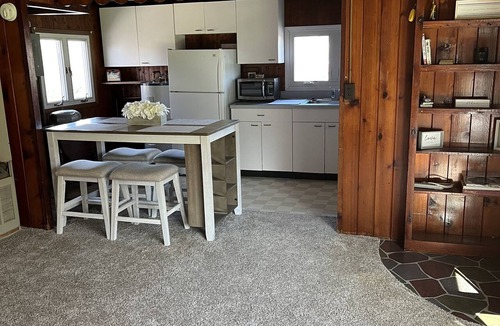Grosse Ile Cabin | Cozy waterfront cabin