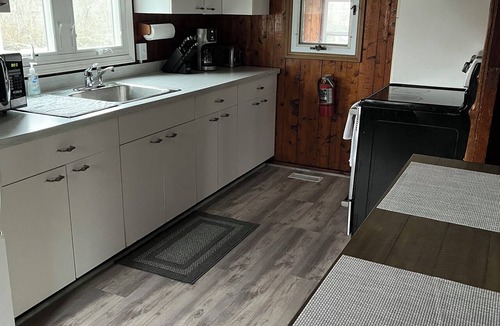 Grosse Ile Cabin | Cozy waterfront cabin