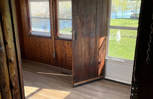 Grosse Ile Cabin | Cozy waterfront cabin
