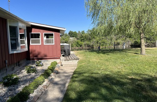 Grosse Ile Cabin | Cozy waterfront cabin
