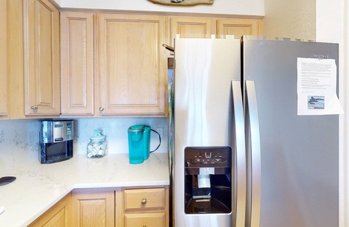 Ono Island Condo | Cozy waterfront condo with pool, fitness area, balcony, & washer/dryer