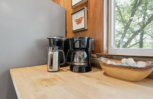 Mirror Lake Cottage | Cozy Yet Modern Cottage. Pet Friendly. 1.3 Miles to Town. Mountain Views.