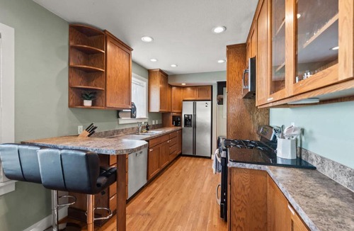 Green Lake House | Craftsman 2B Upper Unit -1 block from Greenlake