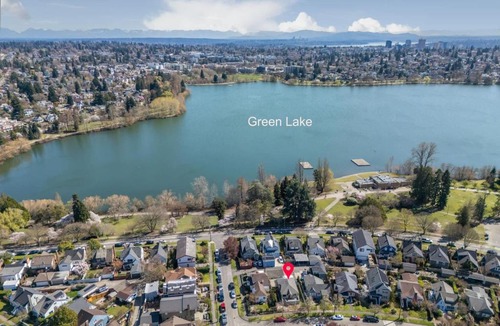 Green Lake House | Craftsman 2B Upper Unit -1 block from Greenlake