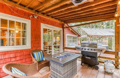 Welches House | Creek-side cabin with private hot tub & fireplace - near hiking trails & slopes