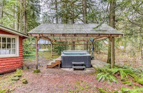 Welches House | Creek-side cabin with private hot tub & fireplace - near hiking trails & slopes